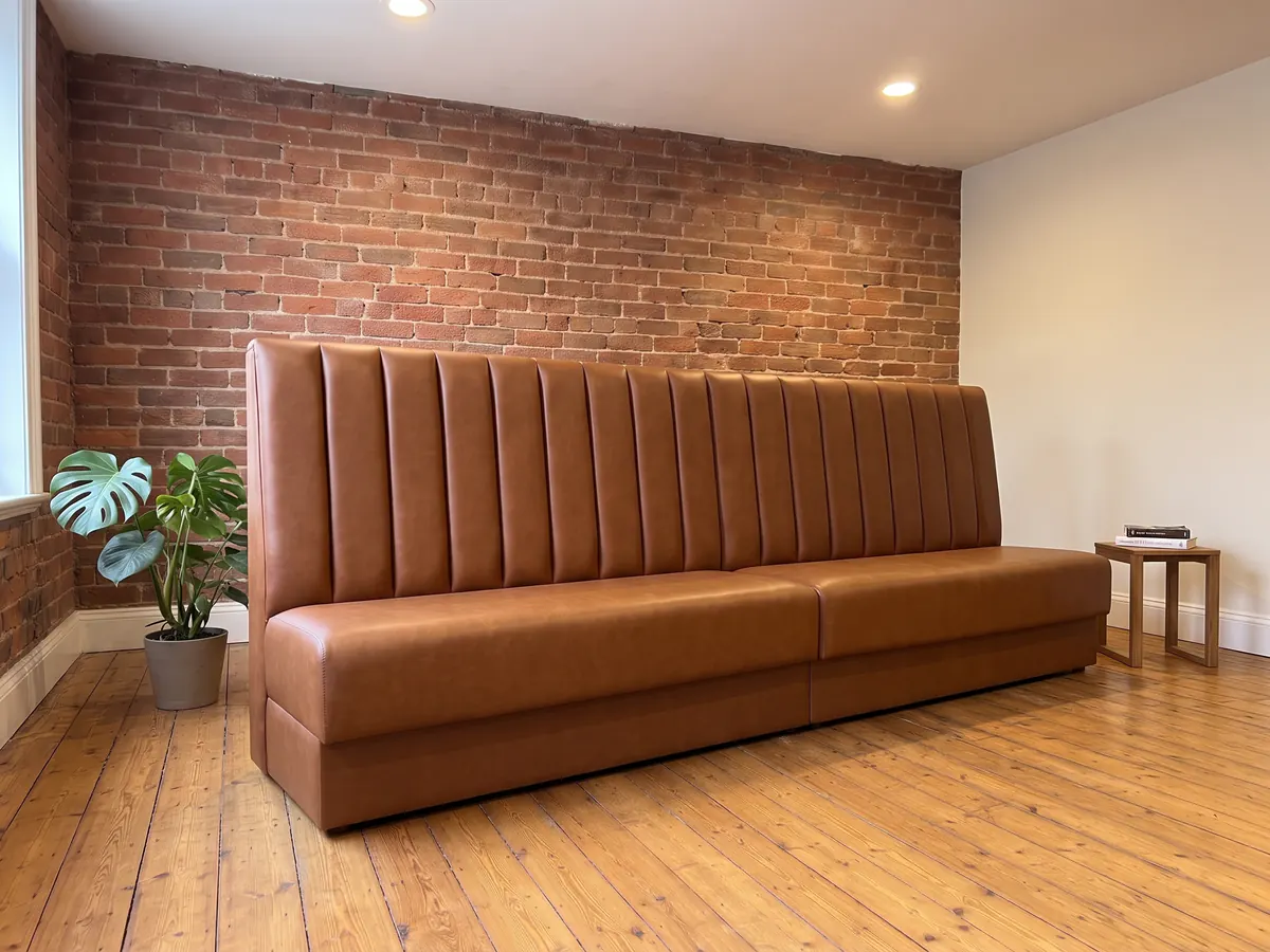 Banco Corrido para Bar en el showroom de Sillones en Rosario